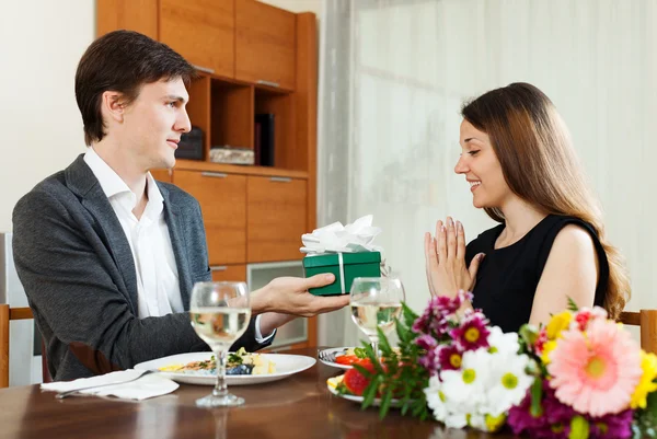 Man geeft cadeau aan vrouw — Stockfoto