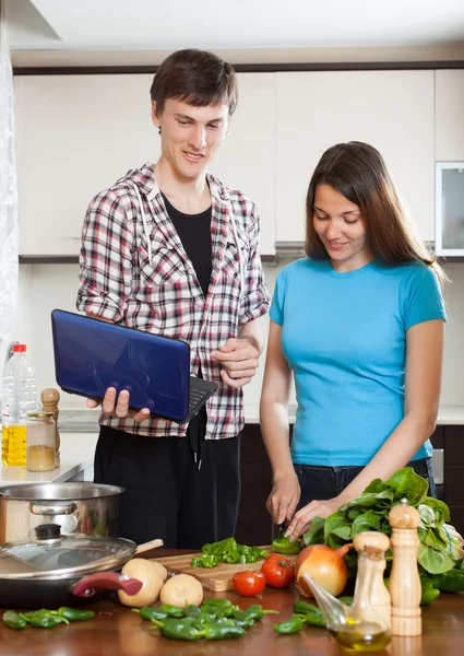 Paar kookbeurten — Stockfoto