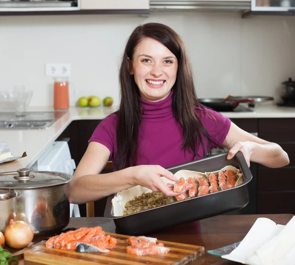 Kvinnan matlagning — Stockfoto