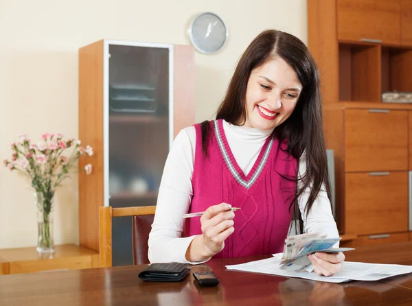 Kvinnan beräkning av familjens budget — Stockfoto