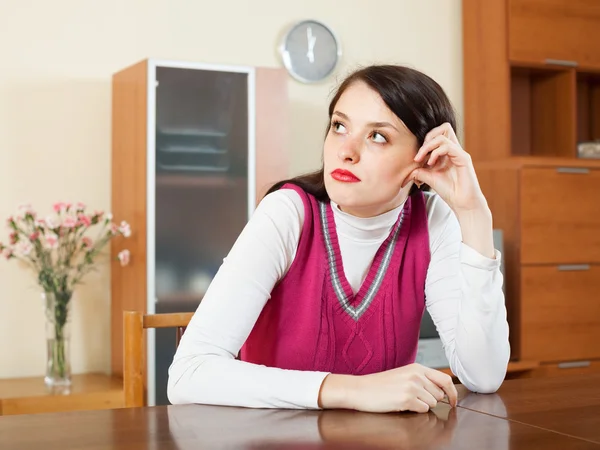 Triest vrouw aan tafel — Stockfoto