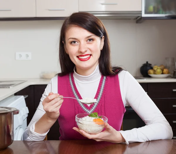 Vrouw eten rijst — Stockfoto