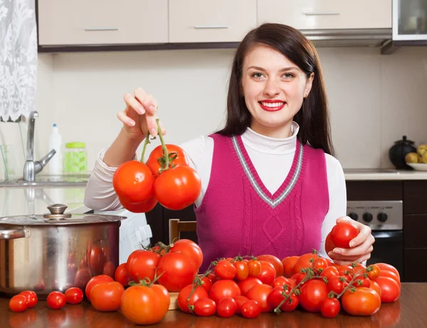 Woman  with  tomatoes — Stock Photo, Image