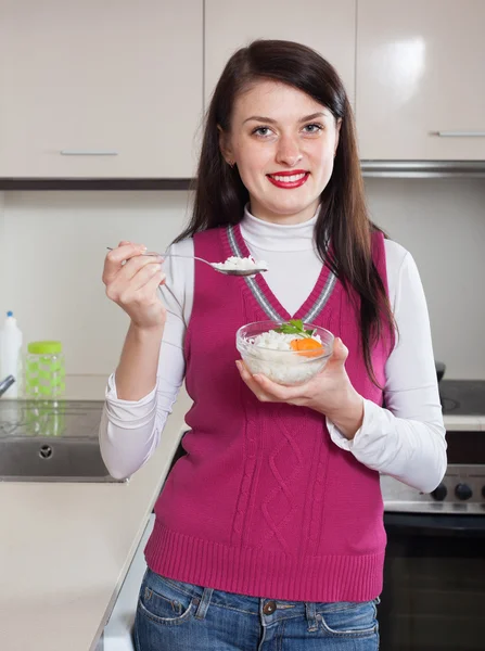 Mulher comendo arroz — Fotografia de Stock