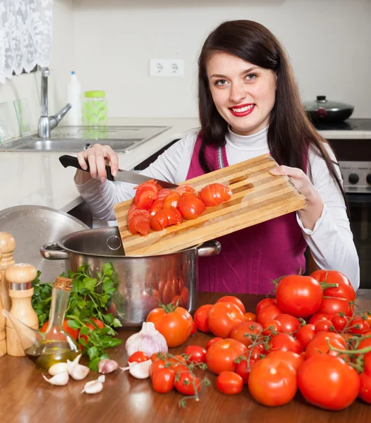 Mujer cortando tomates —  Fotos de Stock
