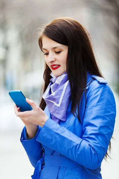 Wanita menggunakan smartphone — Stok Foto