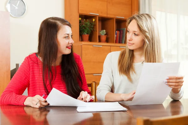 Frauen suchen Dokumente — Stockfoto