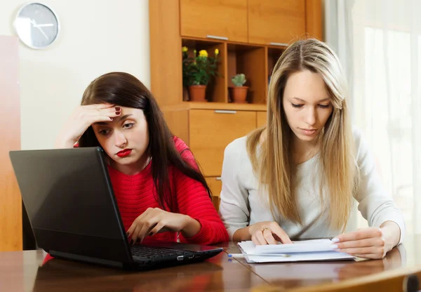 Kvinnor som söker dokument — Stockfoto