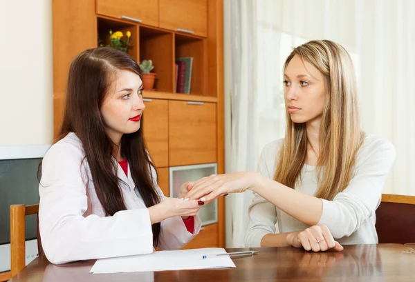 Hudläkare med patienten — Stockfoto