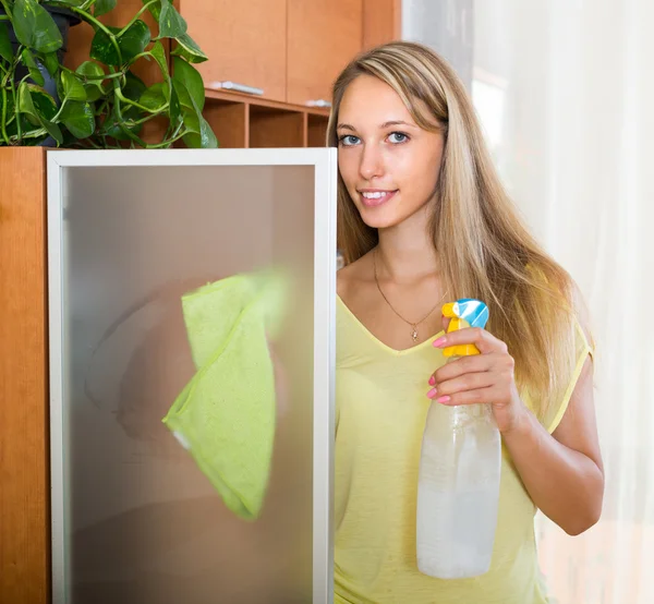 Girl cleaning at home — Stock Photo, Image