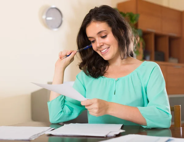 Woman filling papers — Stock Photo, Image