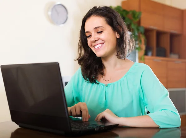 Žena při pohledu na netbook — Stock fotografie