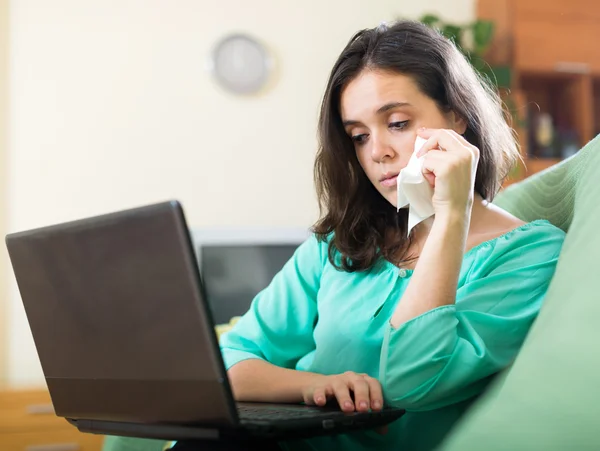 Donna triste utilizzando il computer portatile — Foto Stock