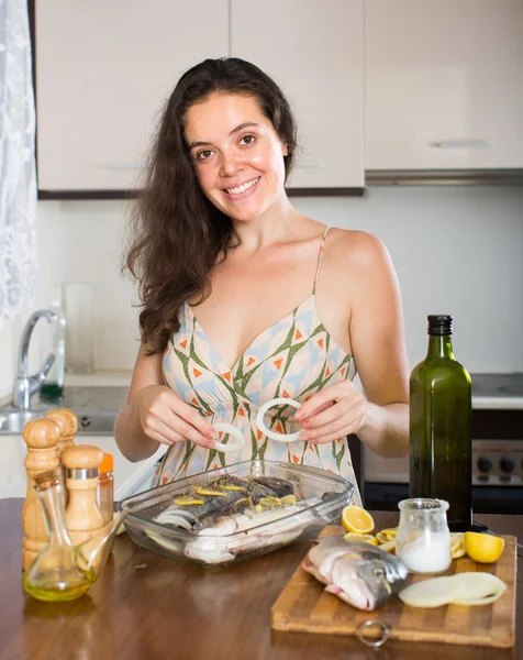 Woman cooking fish — Φωτογραφία Αρχείου