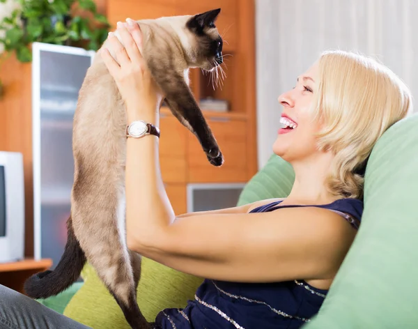 Woman with cat — Stock Photo, Image