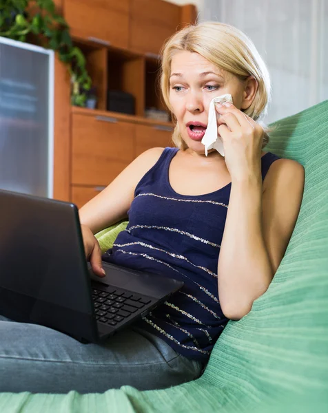 Woman crying while using laptop — Stock Photo, Image