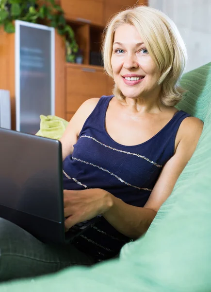 Mujer usando portátil — Foto de Stock