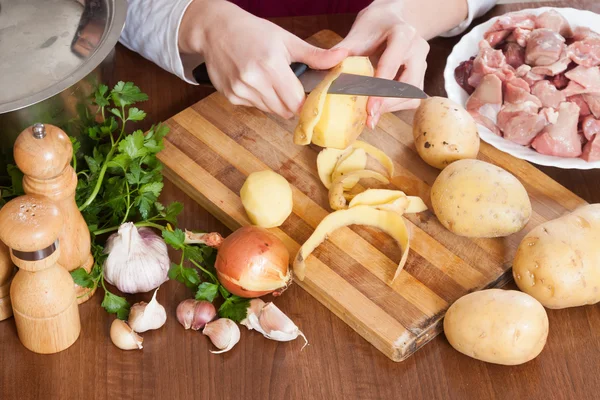 Händer rengöring potatis — Stockfoto