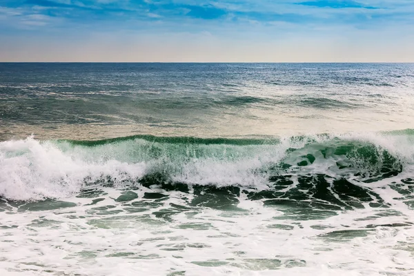 Морские волны и сильный ветер — стоковое фото
