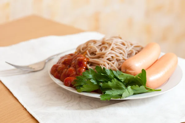 Спагетти с сосисками — стоковое фото