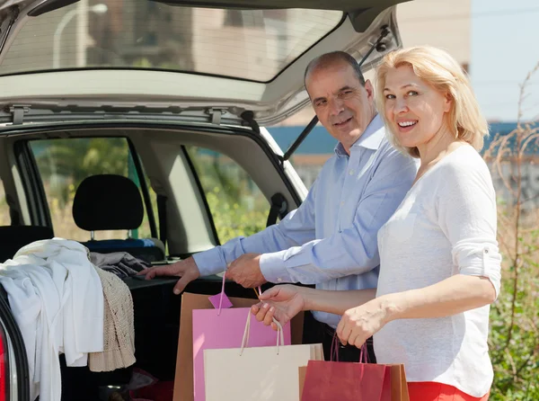 Ouder paar in de buurt van auto — Stockfoto