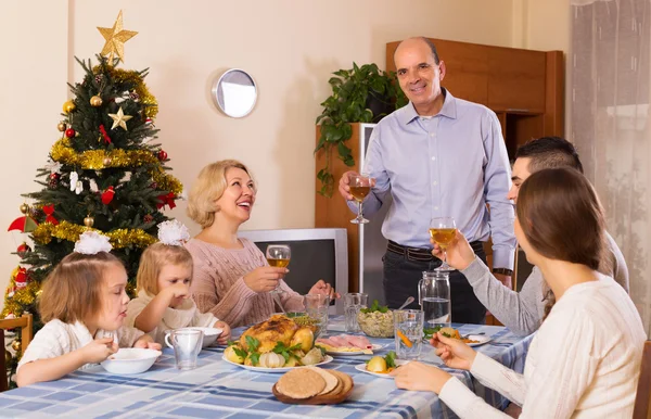 Familia unida en la mesa festiva — Foto de Stock