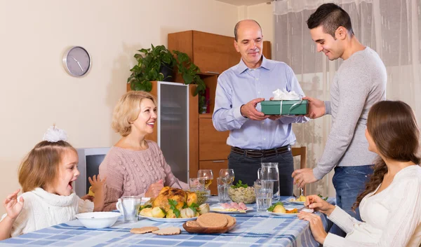 Parabéns família cordialmente em casa — Fotografia de Stock