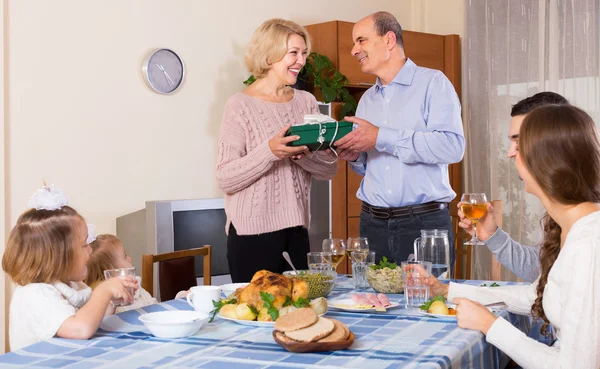 Enhorabuena de corazón a la familia en casa — Foto de Stock