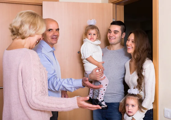 Aged couple meeting family at doorstep — Stock Photo, Image