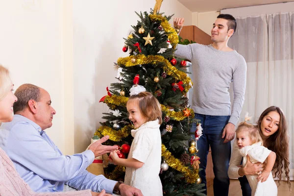 Familj med dekorerad julgran — Stockfoto