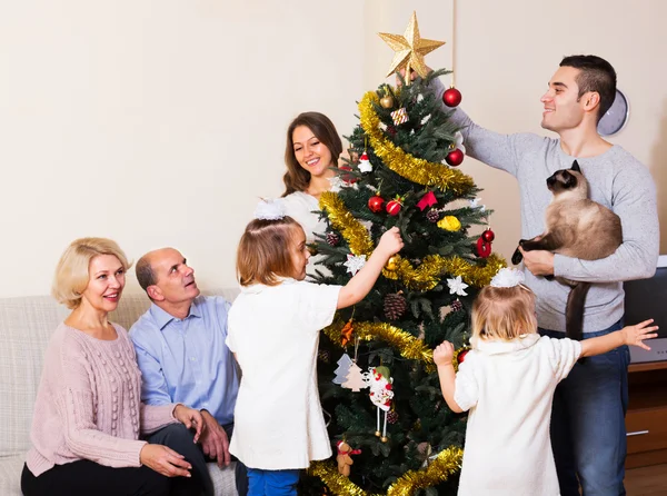 Family decorating New Year tree — Stock Photo, Image
