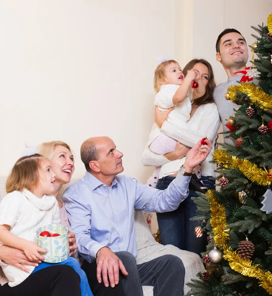 Famille à l'arbre de Noël — Photo