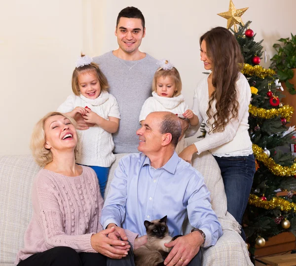 家族飾る新年のツリー — ストック写真