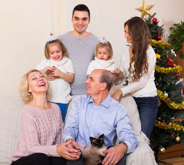 Family decorating New Year tree — Stock Photo, Image