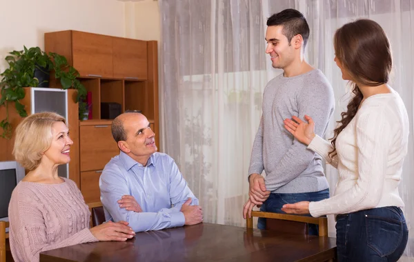 Girl introducing boyfriend to parents — Stock Photo, Image