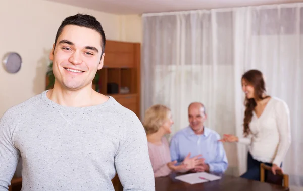 Ragazzo sorridente e grande famiglia — Foto Stock