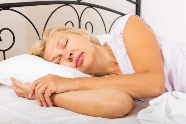 Mogen kvinna i pyjamas sova — Stockfoto