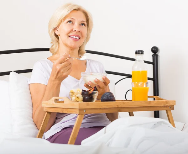 Mature woman enjoying healthy breakfast — Stock Photo, Image