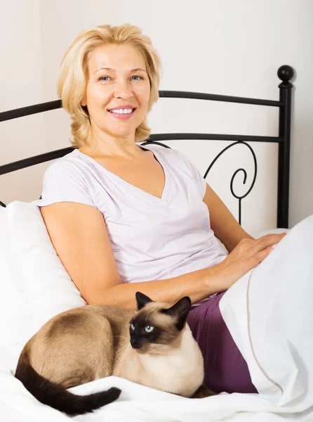 Mulher madura feliz com gatinho — Fotografia de Stock