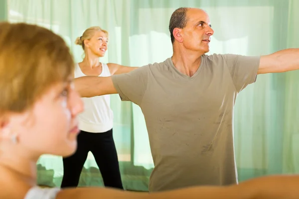 Elderly couple with trainer — Stock Photo, Image