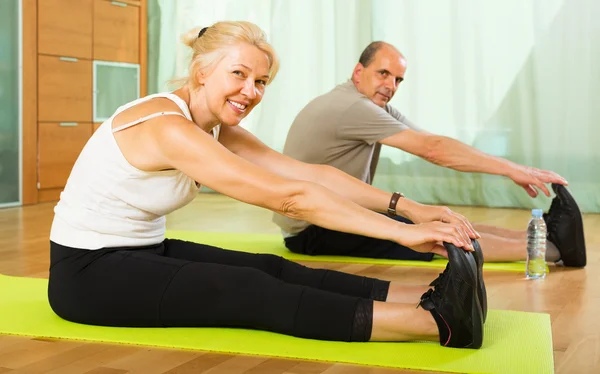 Mature couple doing exercises — Stock Photo, Image