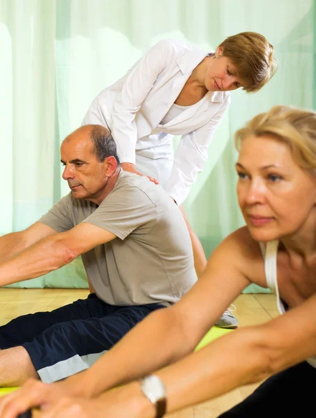 Instrutor de ioga mostrando asana — Fotografia de Stock