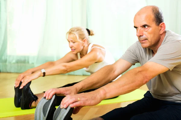 Pensionnés faisant des exercices à l'intérieur — Photo