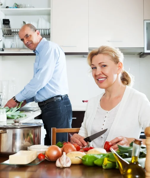 Feliz casal maduro cozinhar legumes — Fotografia de Stock