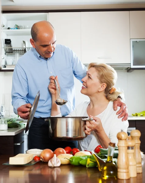 Elderly couple cooking vegetables — Stock Photo, Image
