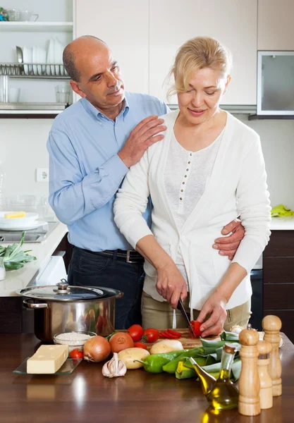 Couple d'âge mûr cuisine légumes — Photo