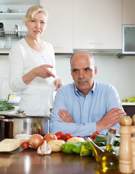 Зрелая пара ссорится на кухне — стоковое фото