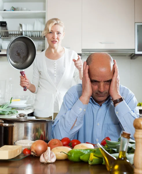 Casal maduro tendo briga na cozinha — Fotografia de Stock