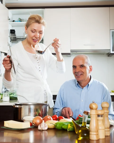 Family cooking healthy food at home — Stock Photo, Image