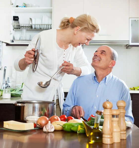 Elderly couple cooking together — Stock Photo, Image